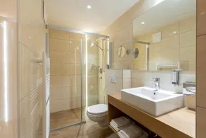 Twin room, shower, toilet - Image 5