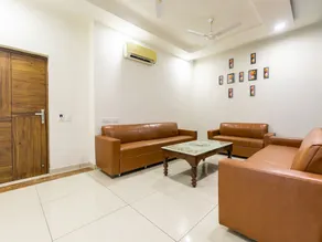 Hotel Crown by OYO Rooms - Image 2