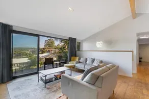 5 bedroom Terrigal beach home with district views - Image 3