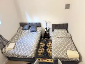 Entire Studio With 2 Extra Beds - Image 3