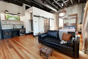 Upscale loft studio on Main St. - Image 3