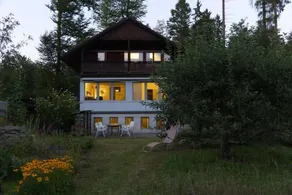 Hausteil in einer Waldlichtung im Stadtwald - Image 3