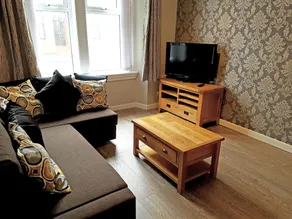 Spacious Victorian Apartment Clydebank Shopping Centre - Image 3