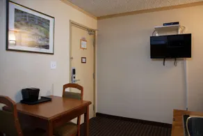 Quality Inn & Suites - Image 4