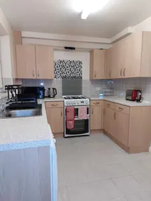 Remarkable 3-bed House in Leeds - Image 4