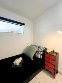Chambre dans appartement avec vue sur le port - Image 2