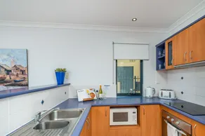 Seaview Apartment - Image 4