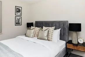 The Elmbridge Getaway Glamorous 2BDR with Garden - Image 3