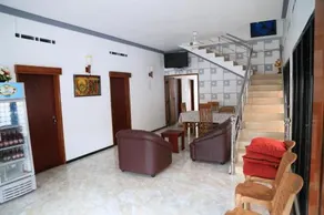 Yaarl Holiday Inn - Image 5