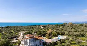 Seaside Oasis Luxurious Villa with Private Pool - Image 5