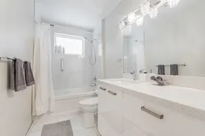 Cheerful 3 Bedroom - 2 Bath House Free Parking - Image 5