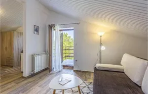 Beautiful Home in Katun Lindarski With Wifi and 6 Bedrooms - Image 4