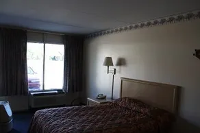 Budget Motel & Efficiencies - Image 2