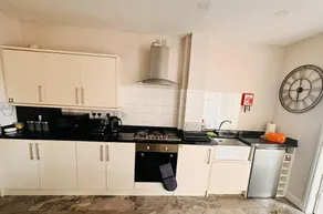 Lovely 2-Bed Apartment In Birmingham - Image 3