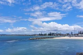 Beachside spacious unit with a large verandah - Image 5