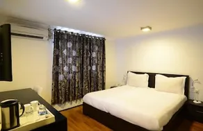 Summit Renaissance Hotel And Spa - Image 2