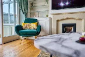 Stylish House, sleeps 10, 2 Bathrooms and WC, Foosball table, free parking, Garden, Workspace - Image 2