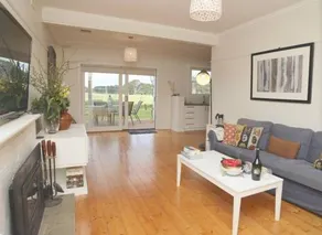 Cosy 3 Bedroom Cottage With Indoor Fireplace - Image 2