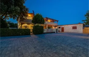 Stunning Home In Galovac With Wifi - Image 4