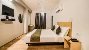 OYO Townhouse 263 Hotel Luxurs Shri Gopal Nagar - Image 3