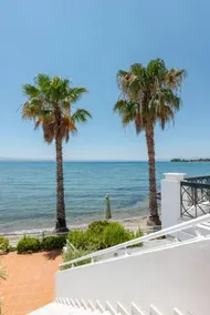 Beachfront Modern Apartment - Image 5
