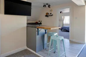Cozy Corsham Apartment With 2 Bedrooms - Image 4