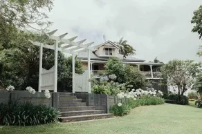 Relax in Luxury Eastnor House - Image 2