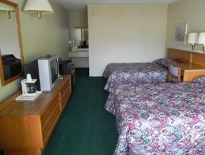 Deluxe Inn Collinsville - Image 3