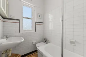 Charming 1-bed Apartment in Neutral Bay - Image 4