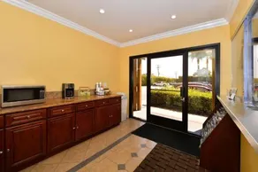 Americas Best Value Inn & Suites Los Angeles Downtown/Sw - Image 2