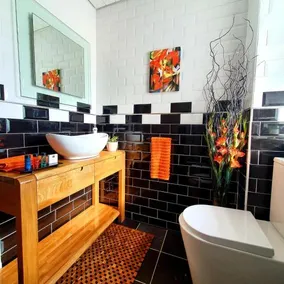 The Orange Fox Lux Room And Hot Tub At The Grumpy Schnauzer Guest House - Image 4