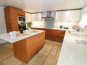Malt Barn Holiday Home with 7 Bedrooms Hot… - Image 4