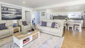 Stylish Unit Opposite Foreshore - Sylvan Beach Esp, Bellara - Image 3