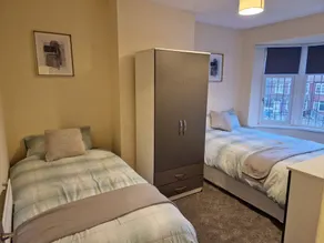 Lovely, Large 3 - Bedroom House in Preston - Image 2