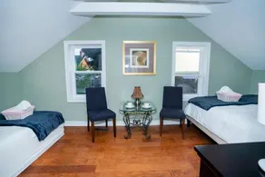 Cute 2-story, 2-bdrm Loft, Mins to Beach and Lake - Image 4