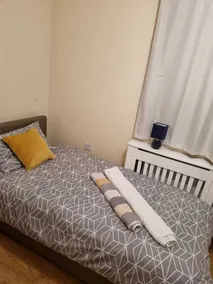 Lovely 5-bed House in Romford, Greater London - Image 2