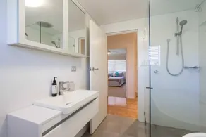 Stylish and Spacious Beach Apartment - Image 3
