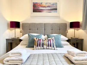 Urban Living's - The Burley Luxury City Apartment - Image 5