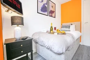 Luxury 4 Bedroom House - Close to M1 - Free Parking, Fast Wifi, SmartTV with Netflix by Yoko Property - Image 2
