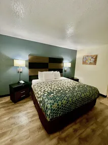 Econo Lodge Inn & Suites - Image 3