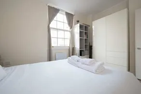 Flat in London - Image 2