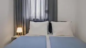 Aurelia's Stylish Place with free parking - Image 4