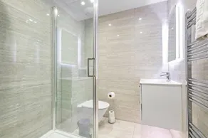 Crown Place 2 & 3 Bedroom Luxury Apts - Image 3