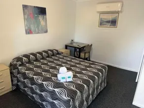 Aquatic Motor Inn & Laundromat - Image 4