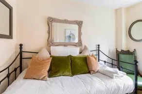 Lolite Homes - 4 Bed Perfect for NEC Genting Arena Resort World & Airport - Serviced Hawk Home - Image 3