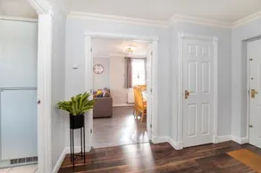 The Boulevard - Stunning 3 Bedroom Apartment With Free Parking - Image 3