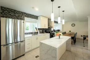 GLOBALSTAY. Cheerful Waterfront 5-Bedroom Cottage with Fireplace - Image 2