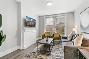 3BR on Bustling street,easy walk to Shops & Dining - Image 5