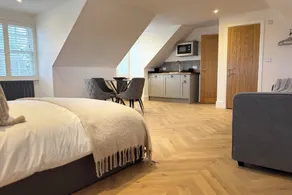 Studio - Sleeps 3 & Free Parking - Image 2