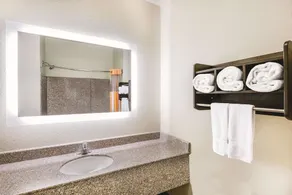 LA QUINTA INN & SUITES BY WYNDHAM SAN ANTONIO THE DOMINION - Image 1